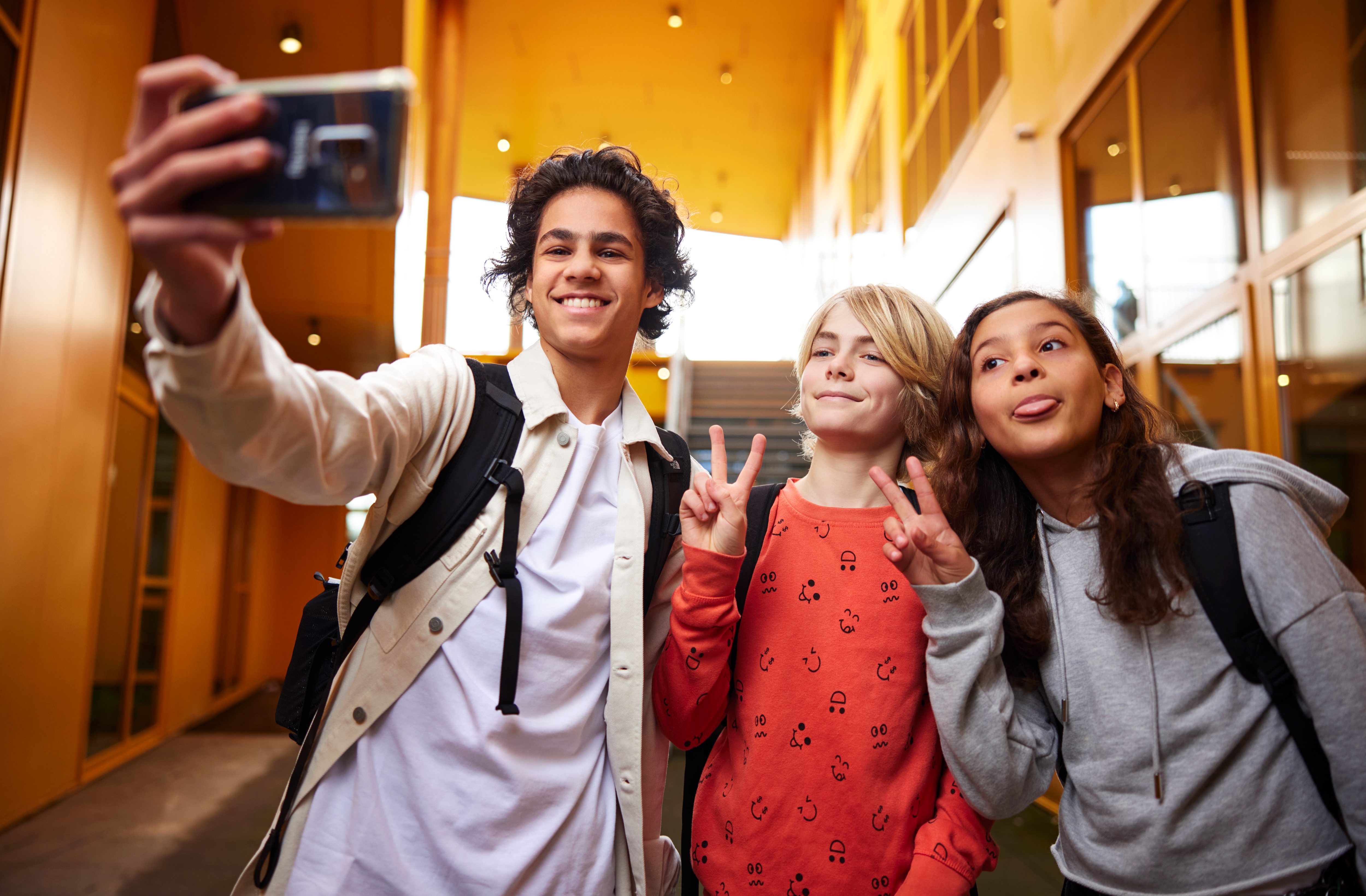 Cito volgsysteem VO - drie leerlingen maken een selfie